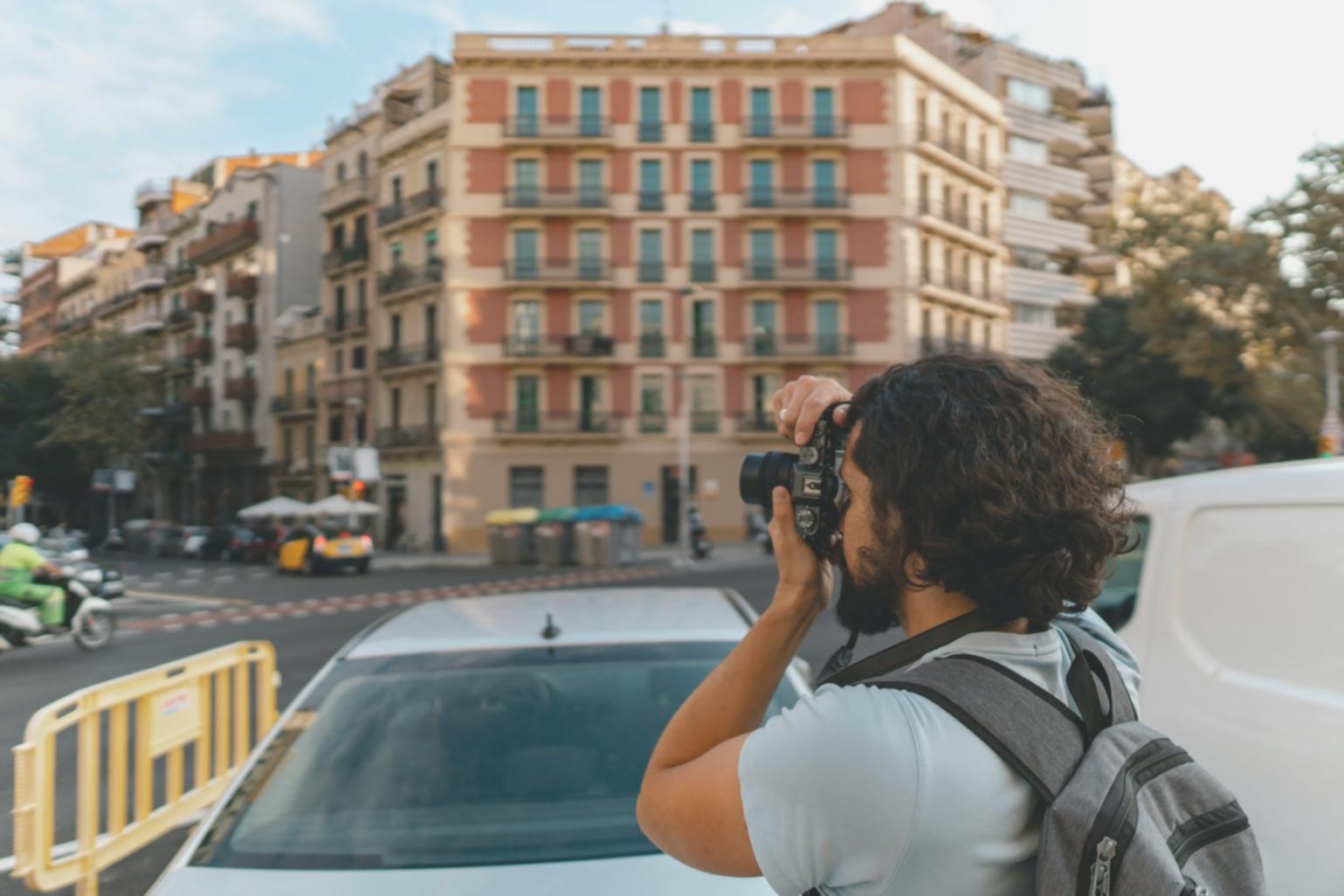 Студенти працюють з фотообладнанням під час практичного заняття